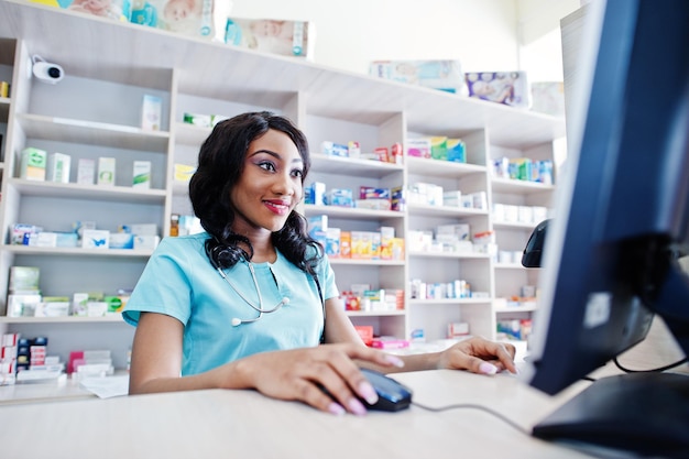 Cajero farmacéutico afroamericano que trabaja en una farmacia en la farmacia del hospital Salud africana