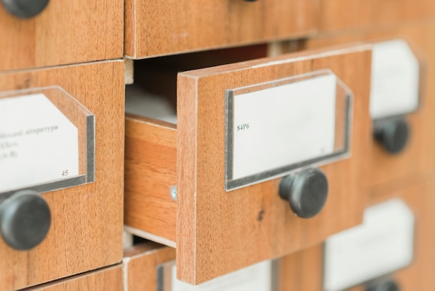 Foto gratuita cajón dibujado del catálogo de la biblioteca