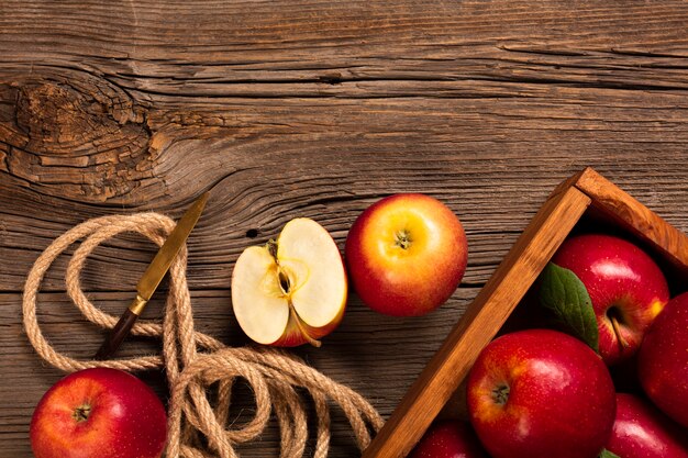 Cajón plano con manzanas maduras con cuerda.