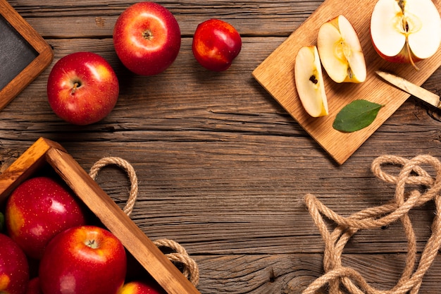 Cajón plano con manzanas maduras con cuerda.