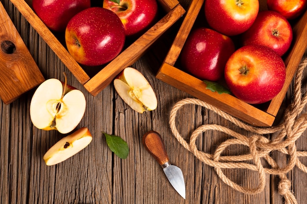 Cajón plano con manzanas maduras con cuerda.