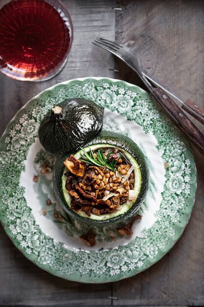 Calabacín redondo relleno de rebozuelos caseros en placa