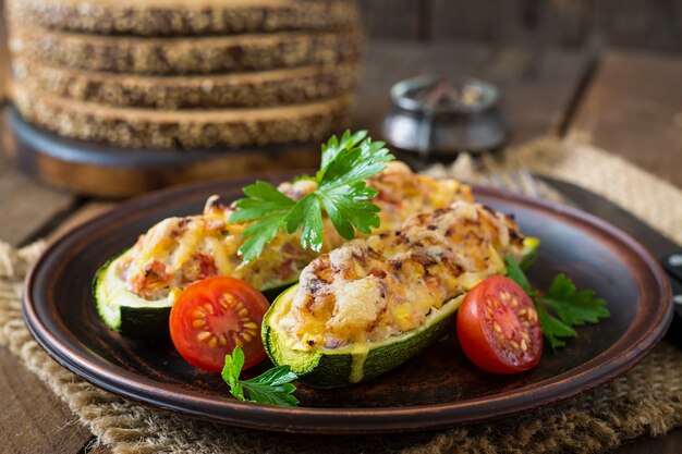 Calabacín relleno con pollo, tomate y cebolla con costra de queso