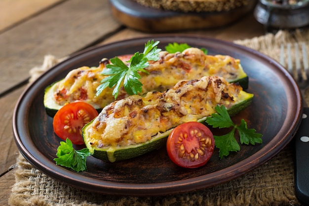 Calabacín relleno con pollo, tomate y cebolla con costra de queso