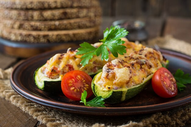 Calabacín relleno con pollo, tomate y cebolla con costra de queso