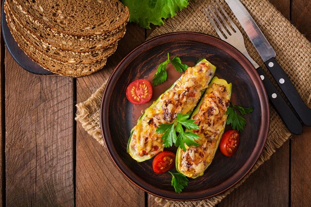 Calabacín relleno con pollo, tomate y cebolla con costra de queso