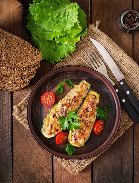 Calabacín relleno con pollo, tomate y cebolla con costra de queso