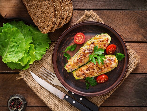 Calabacín relleno con pollo, tomate y cebolla con costra de queso