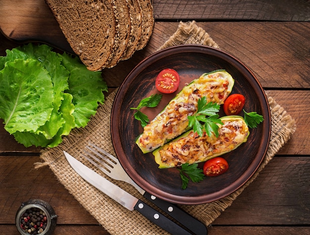 Calabacín relleno con pollo, tomate y cebolla con costra de queso