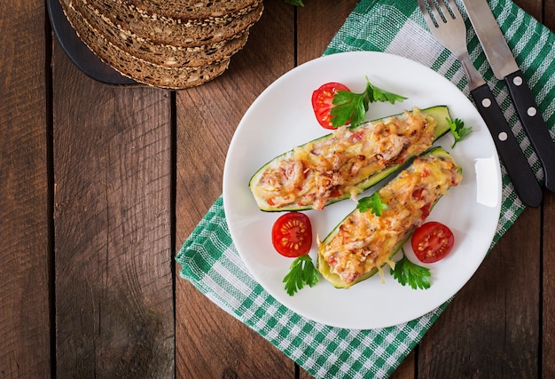 Calabacín relleno con pollo, tomate y cebolla con costra de queso