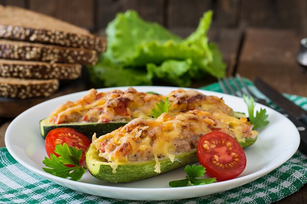 Calabacín relleno con pollo, tomate y cebolla con costra de queso