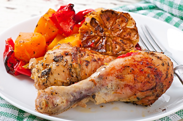 Foto gratuito calabaza al horno con pollo y pimentón