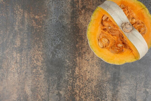 Calabaza amarilla fresca en la pared de mármol