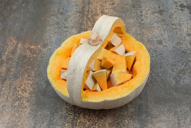 Foto gratuita calabaza amarilla fresca en la pared de mármol