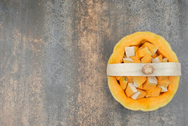 Calabaza amarilla fresca en la pared de mármol