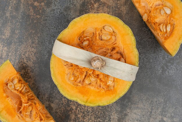 Calabaza amarilla fresca sobre superficie de mármol