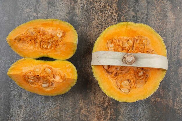 Calabaza amarilla fresca sobre superficie de mármol