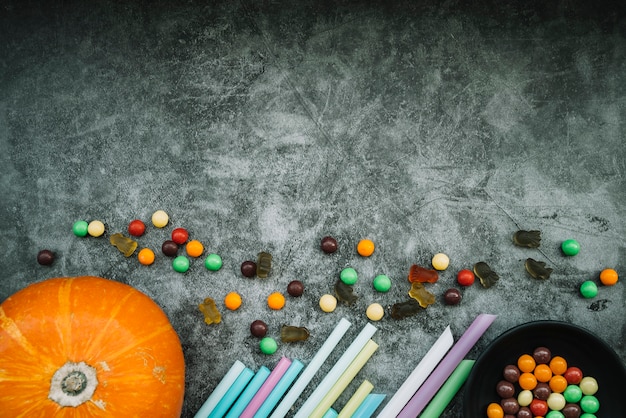 Foto gratuita calabaza cerca de pajitas y dulces