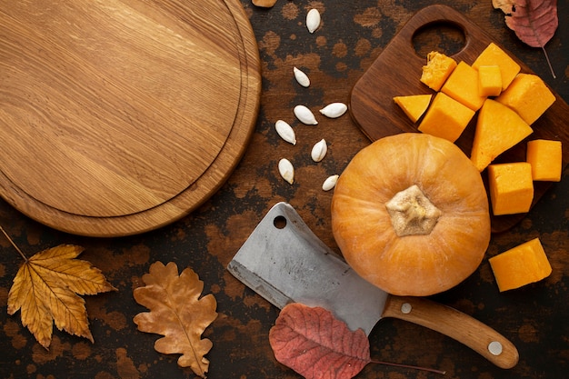 Calabaza de comida de otoño y tablero de madera vacío