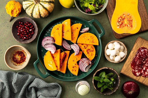 Calabaza cortada en rodajas para hornear Ingredientes para ensalada de otoño El concepto de alimentación saludable