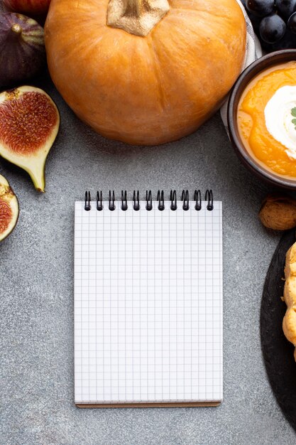 Calabaza cruda y cuaderno vacío