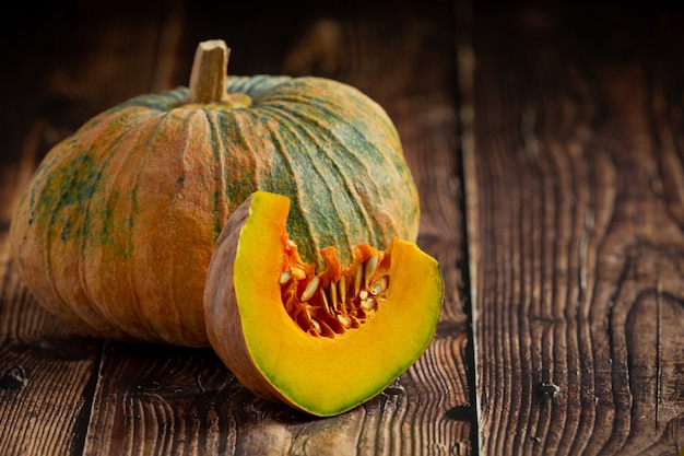 Calabaza cruda picada puesta sobre piso de madera