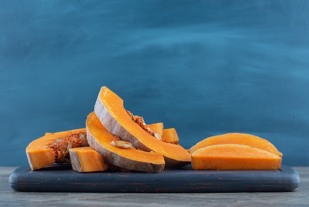 Foto gratuita calabaza cruda en el tablero, en la mesa de mármol.