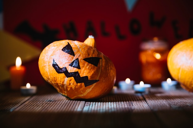 Calabaza decorativa con la cara pintada