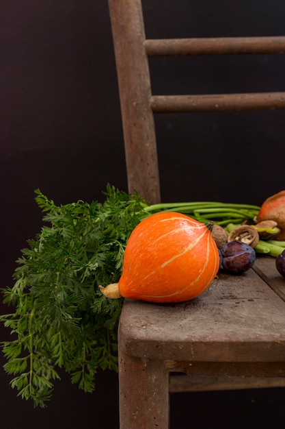 Calabaza fresca en silla vieja