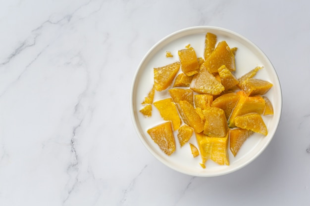 Calabaza guisada con leche de coco en un tazón blanco