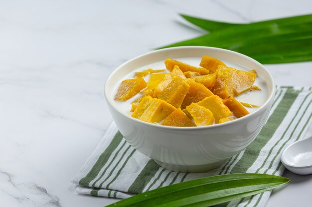 Calabaza guisada con leche de coco en un tazón blanco