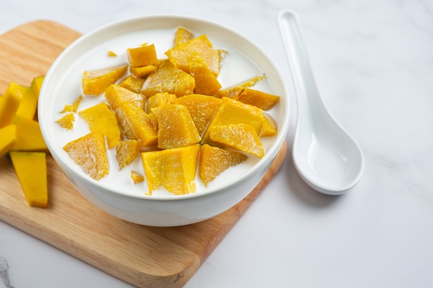 Calabaza guisada con leche de coco en un tazón blanco