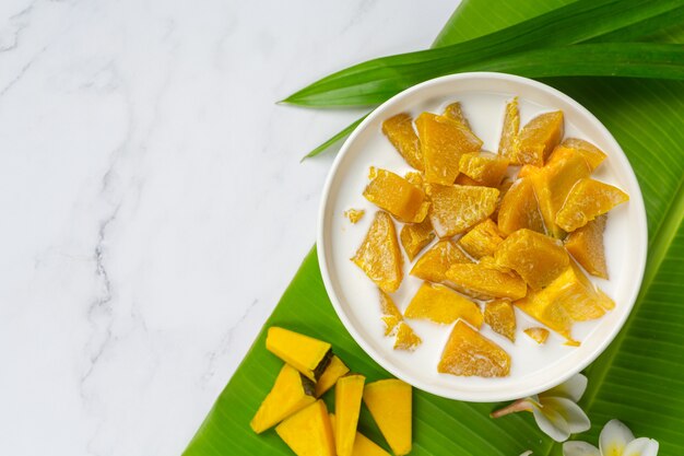 Calabaza guisada con leche de coco en un tazón blanco