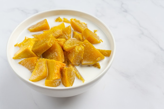 Calabaza guisada con leche de coco en un tazón blanco