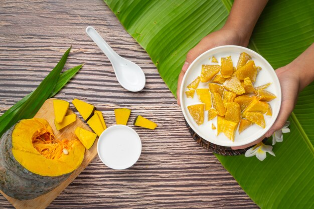 Calabaza guisada con leche de coco en un tazón blanco