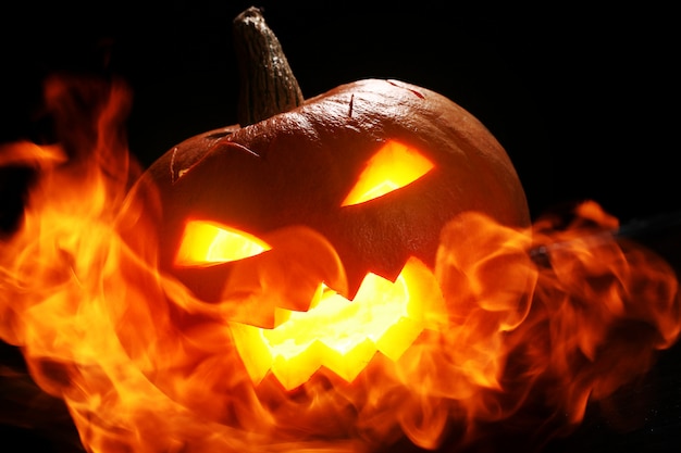 Foto gratuita calabaza de halloween en fuego