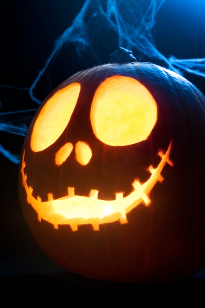 Calabaza de halloween de miedo con luz