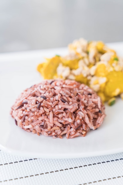 Foto gratuita calabaza de huevo frito con arroz de baya