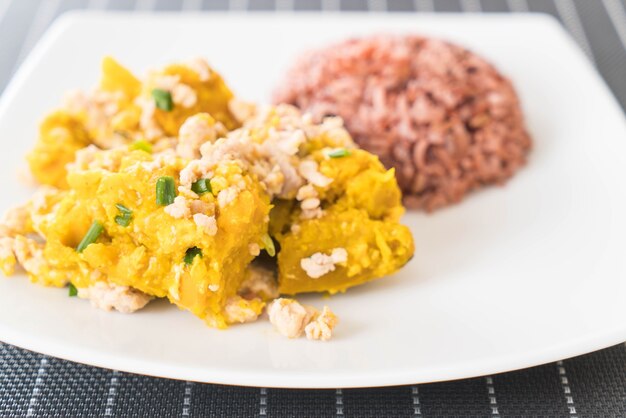 Calabaza de huevo frito con arroz de baya