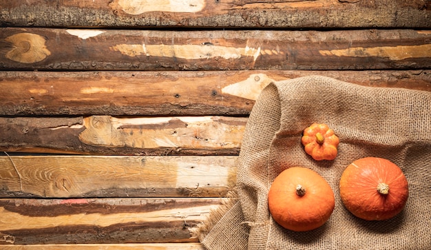 Calabaza plana en bolsa de lona y fondo de madera.