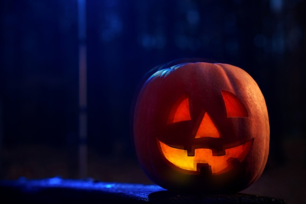 Calabaza roja aterradora con fuego en el interior preparado para Halloween.