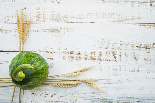 Calabaza verde en la mesa de madera