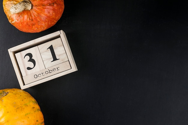 Foto gratuita calabazas anaranjadas y fecha en caja de madera