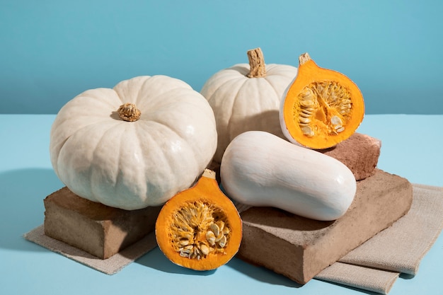 Calabazas blancas de alto ángulo con fondo azul.