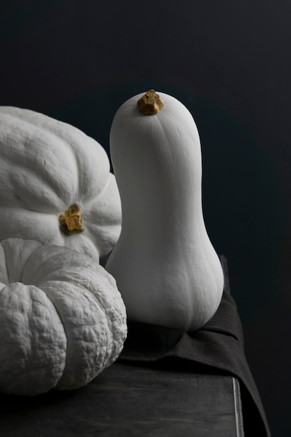 Calabazas blancas de alto ángulo con fondo oscuro