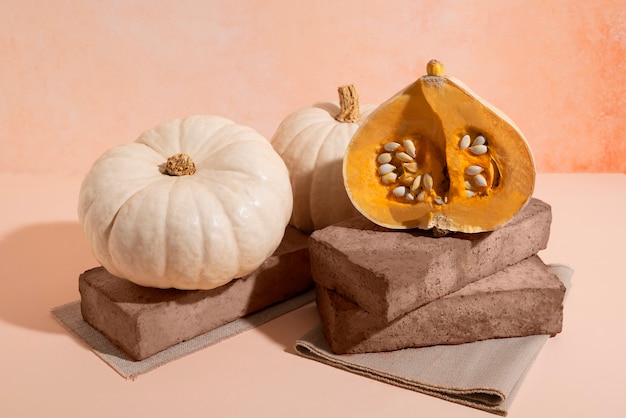 Calabazas blancas de alto ángulo con fondo rosa.