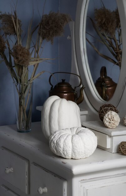 Calabazas blancas de alto ángulo en la mesa del espejo