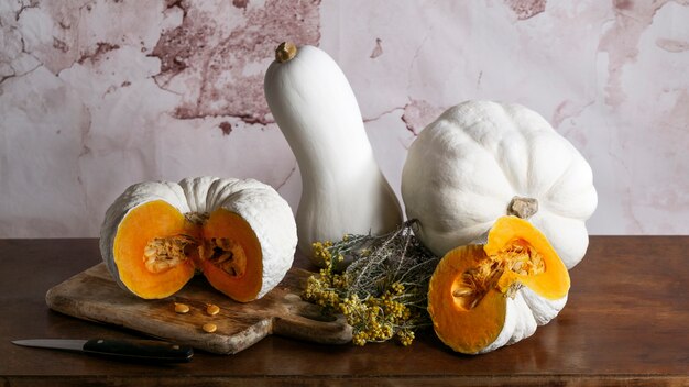 Calabazas blancas de alto ángulo en la mesa de madera