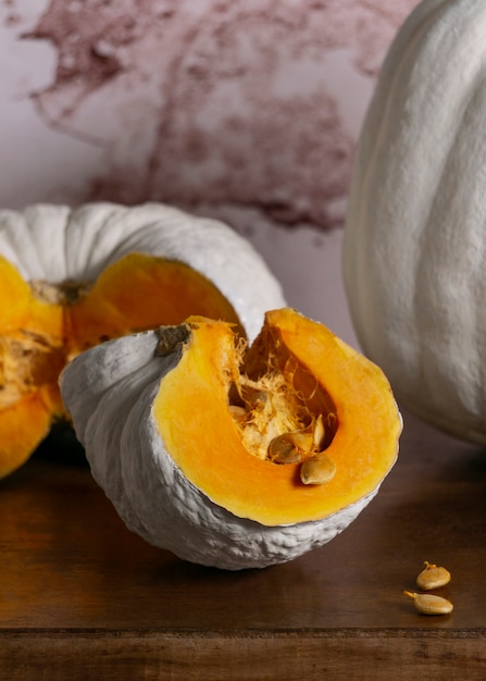 Foto gratuita calabazas blancas de alto ángulo con semillas.