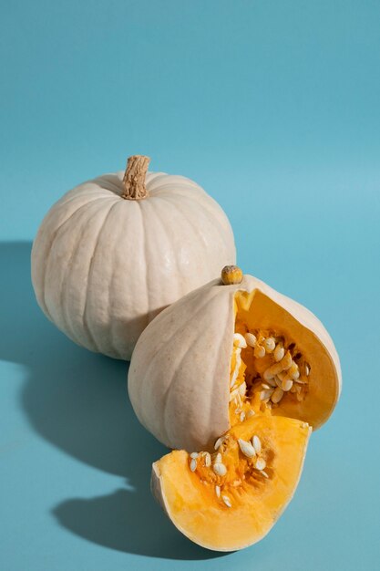 Calabazas blancas de alto ángulo sobre fondo azul.